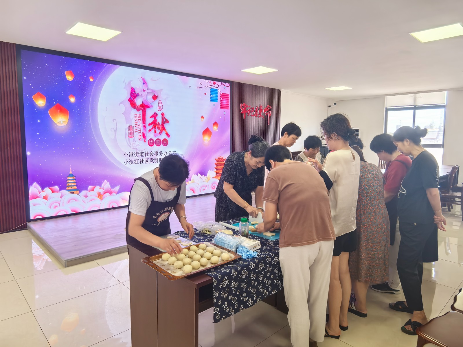 小浃江社区党群服务中心：中秋温情洋溢，巧手制作团圆月饼.jpg