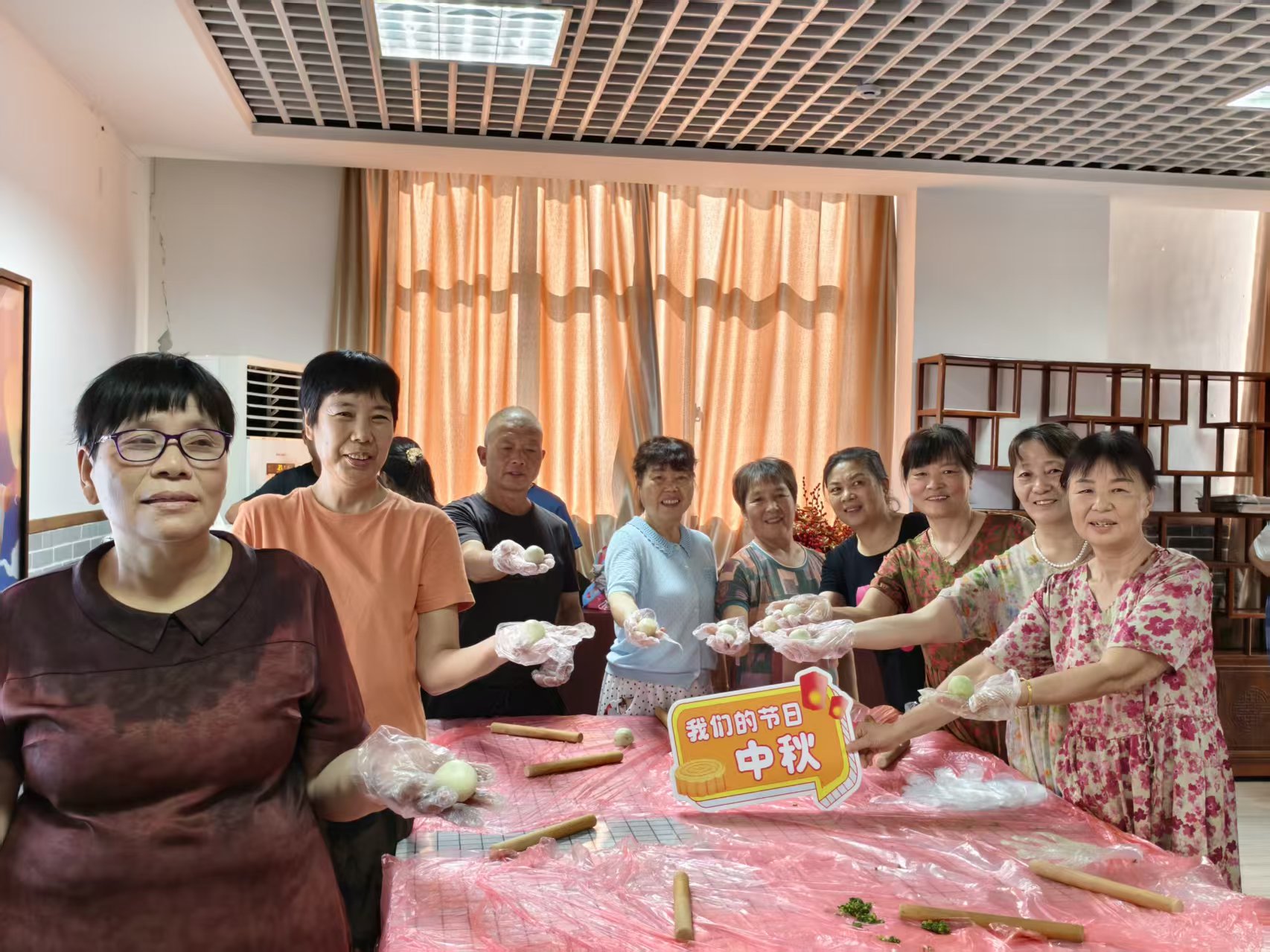 长山社区：共制月饼庆中秋 传承温情筑家园.jpg