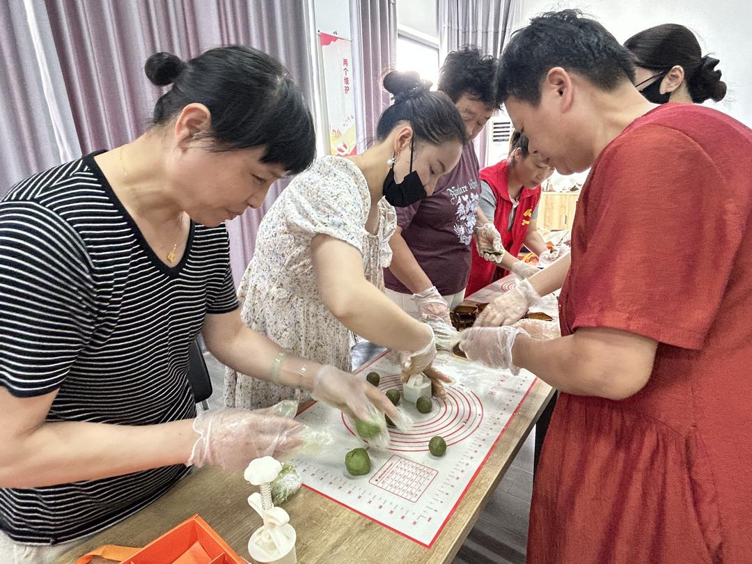 2025年9月28日，大榭街道海信社区在海信社区三楼活动室开展“ 巧手做月饼，欢乐迎中秋”活动（主办单位：海信社区，承办单位：海信社区）1.jpg