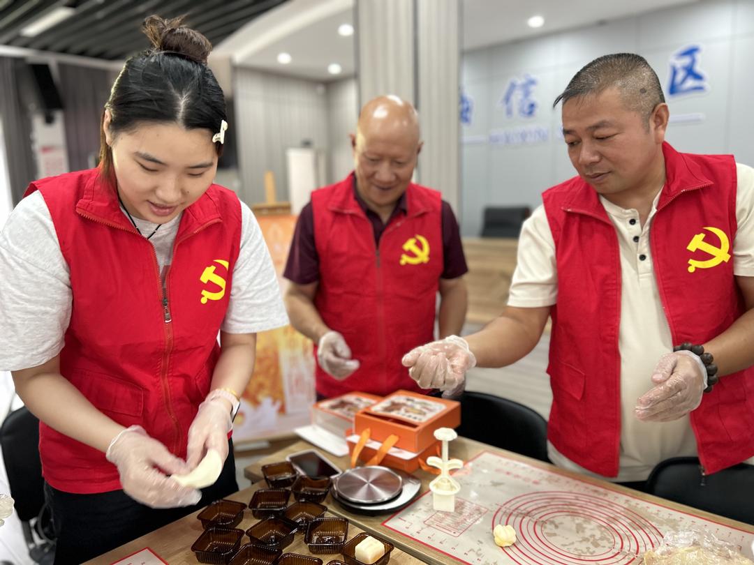 2025年9月28日，大榭街道海信社区在海信社区三楼活动室开展“ 巧手做月饼，欢乐迎中秋”活动（主办单位：海信社区，承办单位：海信社区）2.jpg