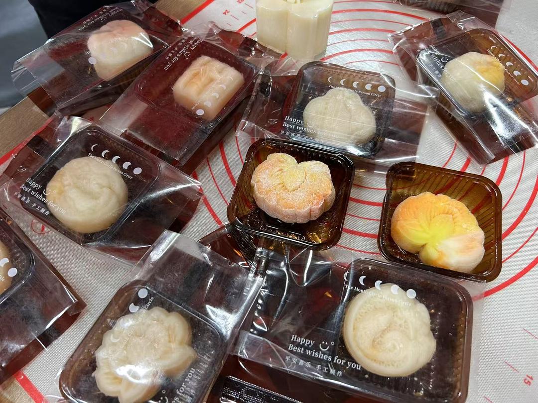 2025年9月28日，大榭街道海信社区在海信社区三楼活动室开展“ 巧手做月饼，欢乐迎中秋”活动（主办单位：海信社区，承办单位：海信社区）.jpg