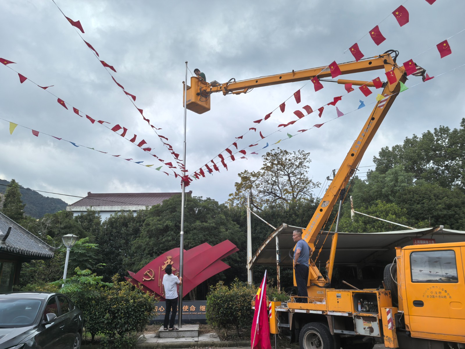 小浃江社区党群服务中心：更换新国旗，展现新气象.jpg