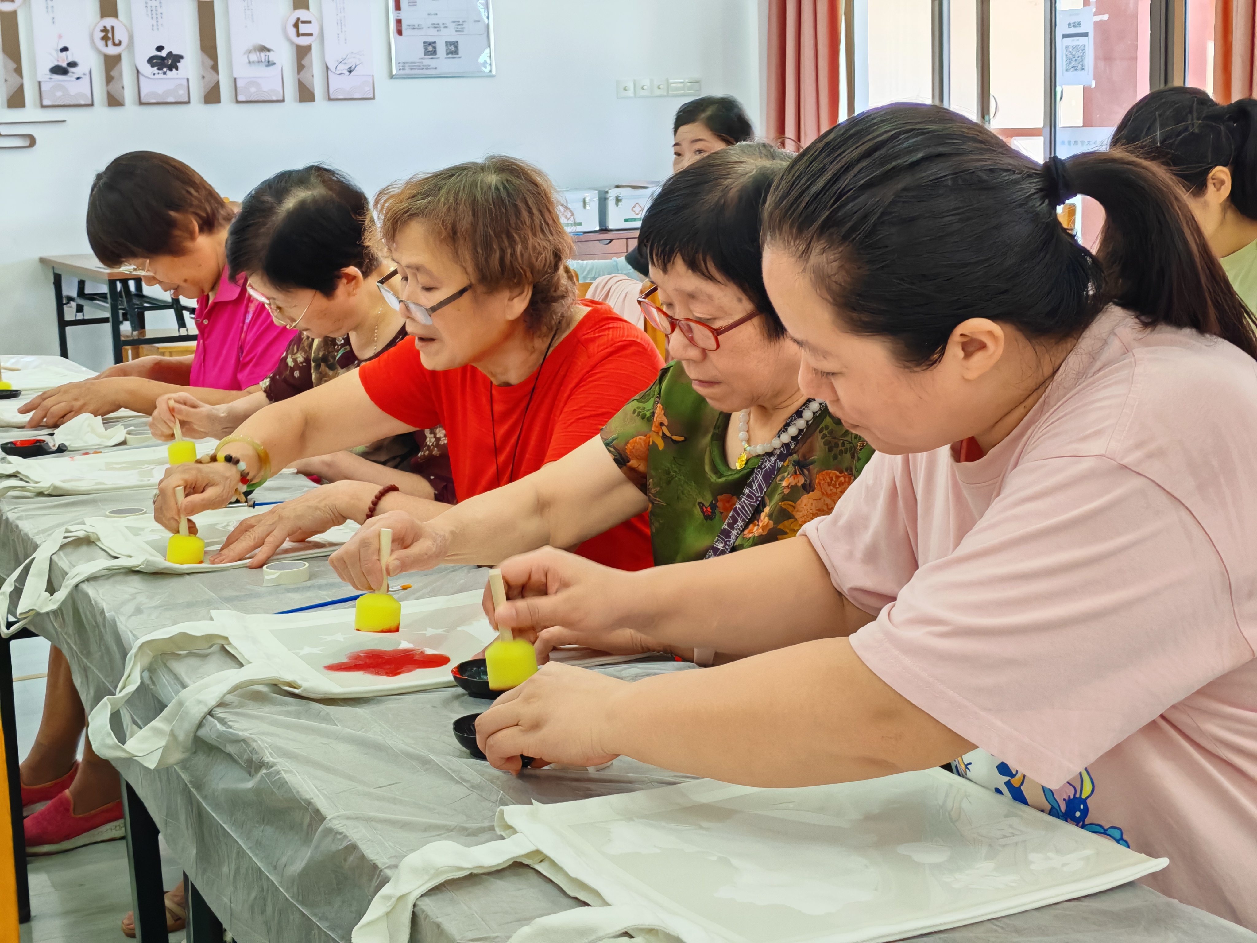 09-28“喜迎华诞，袋袋传情”手工拓印帆布包庆国庆 (1).jpg