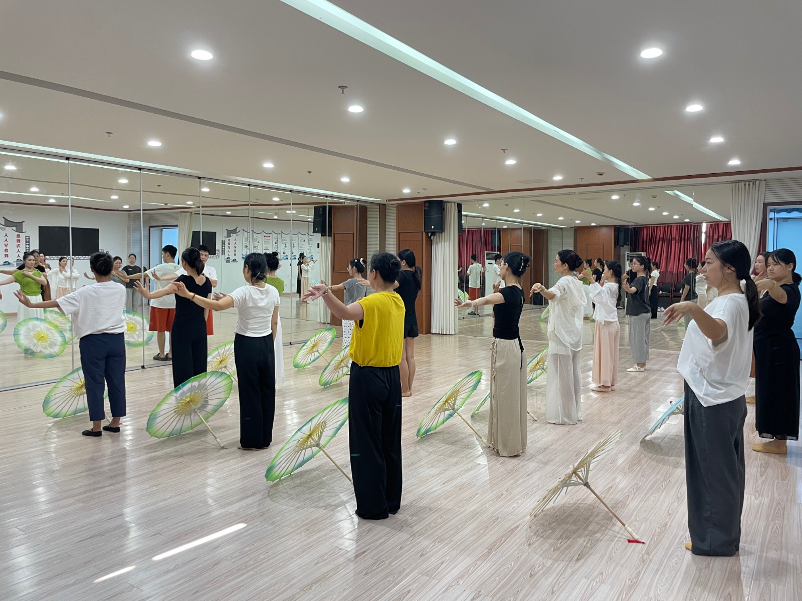 长山社区：花伞翩跹舞韵扬 邻里欢聚乐情长.jpg