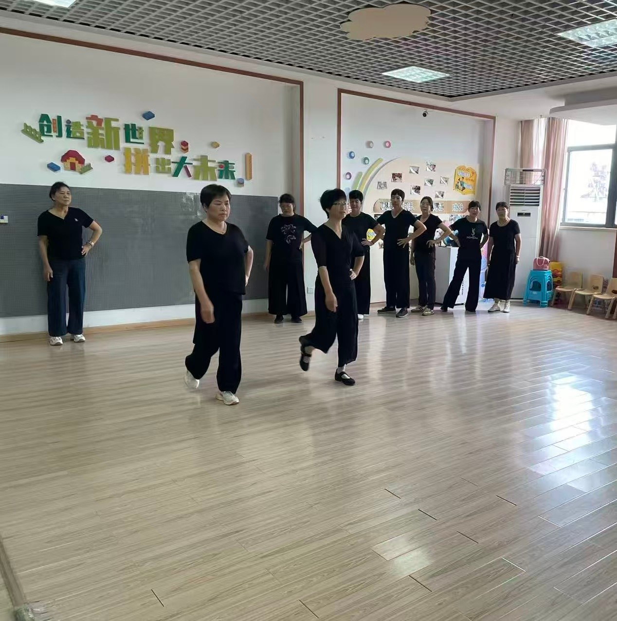 长山社区：银龄踏韵展风姿 暮岁追美焕新彩.jpg