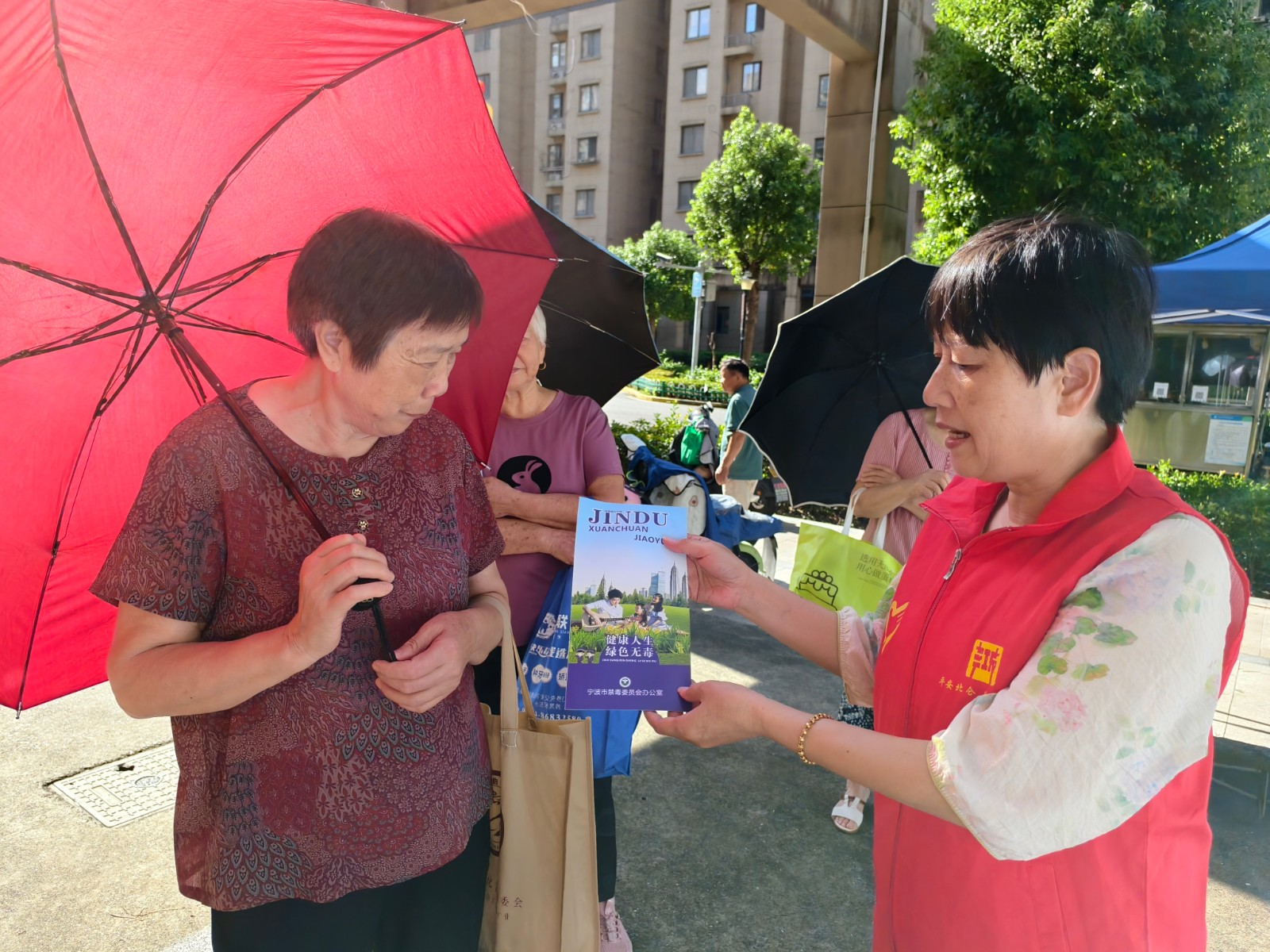 长山社区：禁毒宣传进小区 防毒意识入民心.jpg