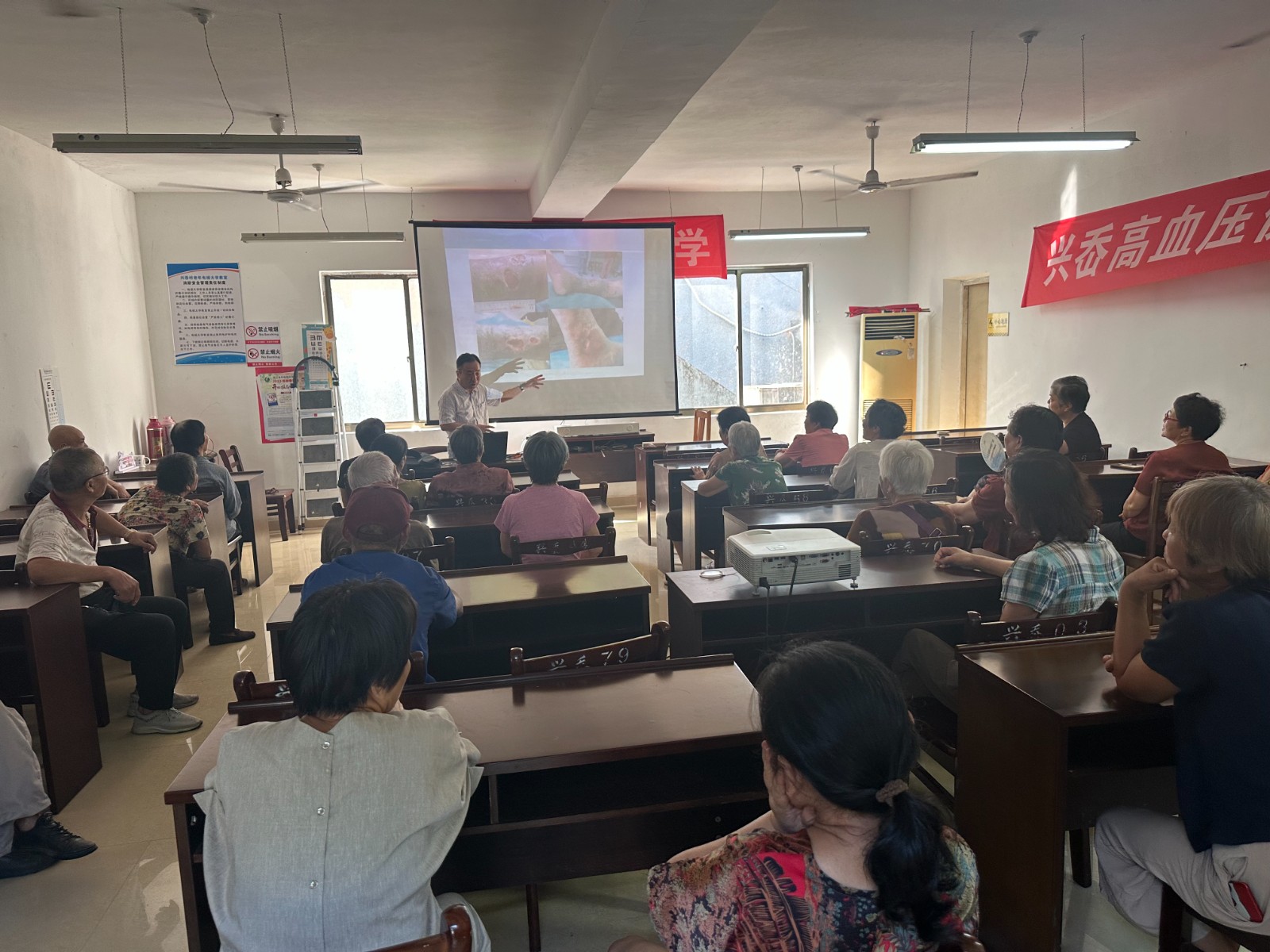小浃江社区党群服务中心：预防静脉曲张，邻里共享健康.jpg