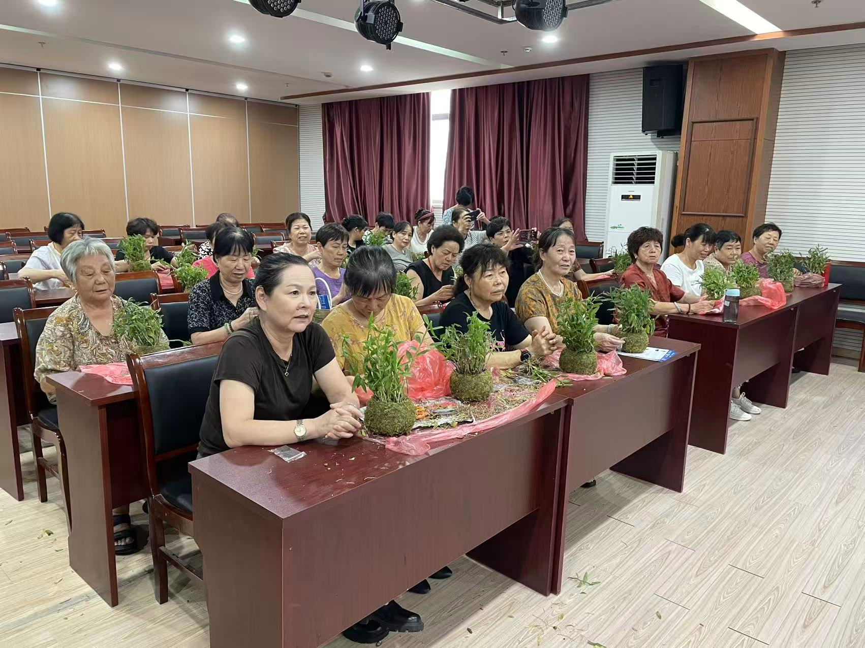 长山社区：银龄巧手植仙草 晚晴雅趣润心田.jpg