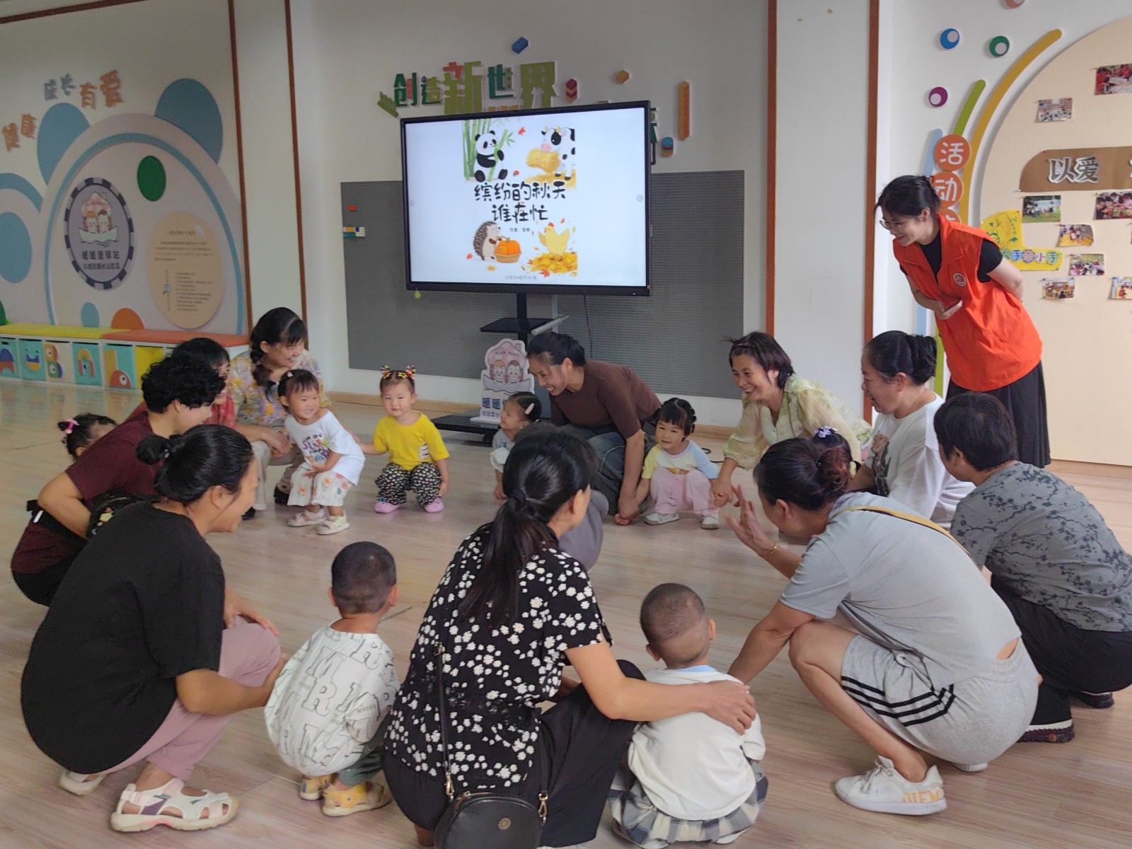 长山社区：秋叶巧变趣盈怀 萌娃共舞乐开怀.jpg