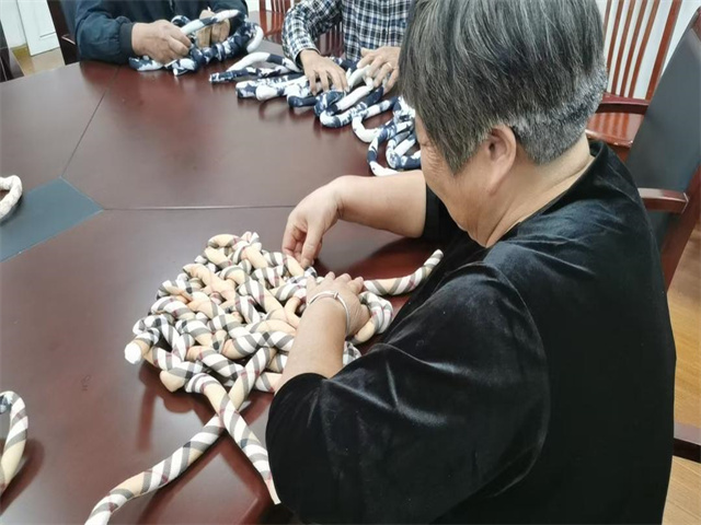 北仑柴桥成校：手工编坐垫，温暖失独心.jpg