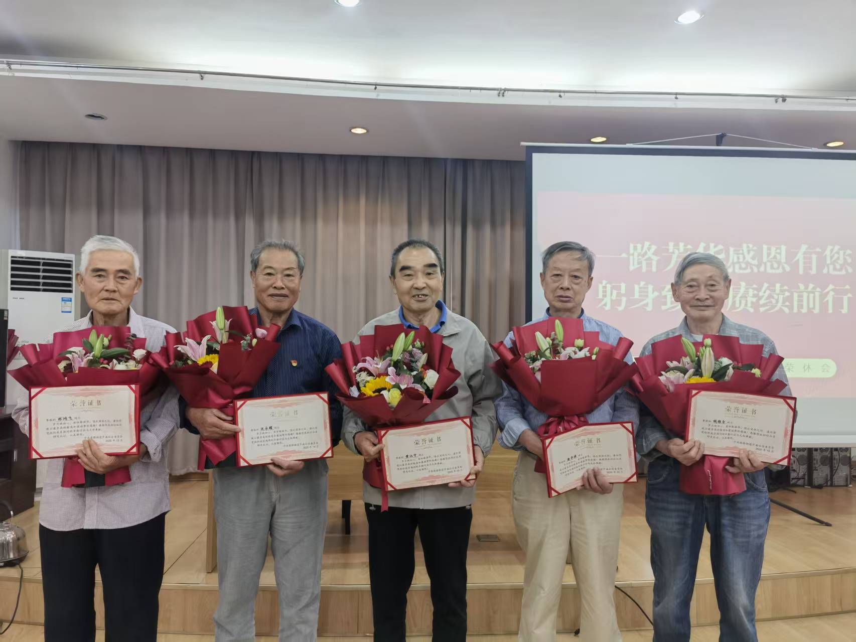 柴桥：温情举办书记荣休会 新老接力续写服务新篇.jpg