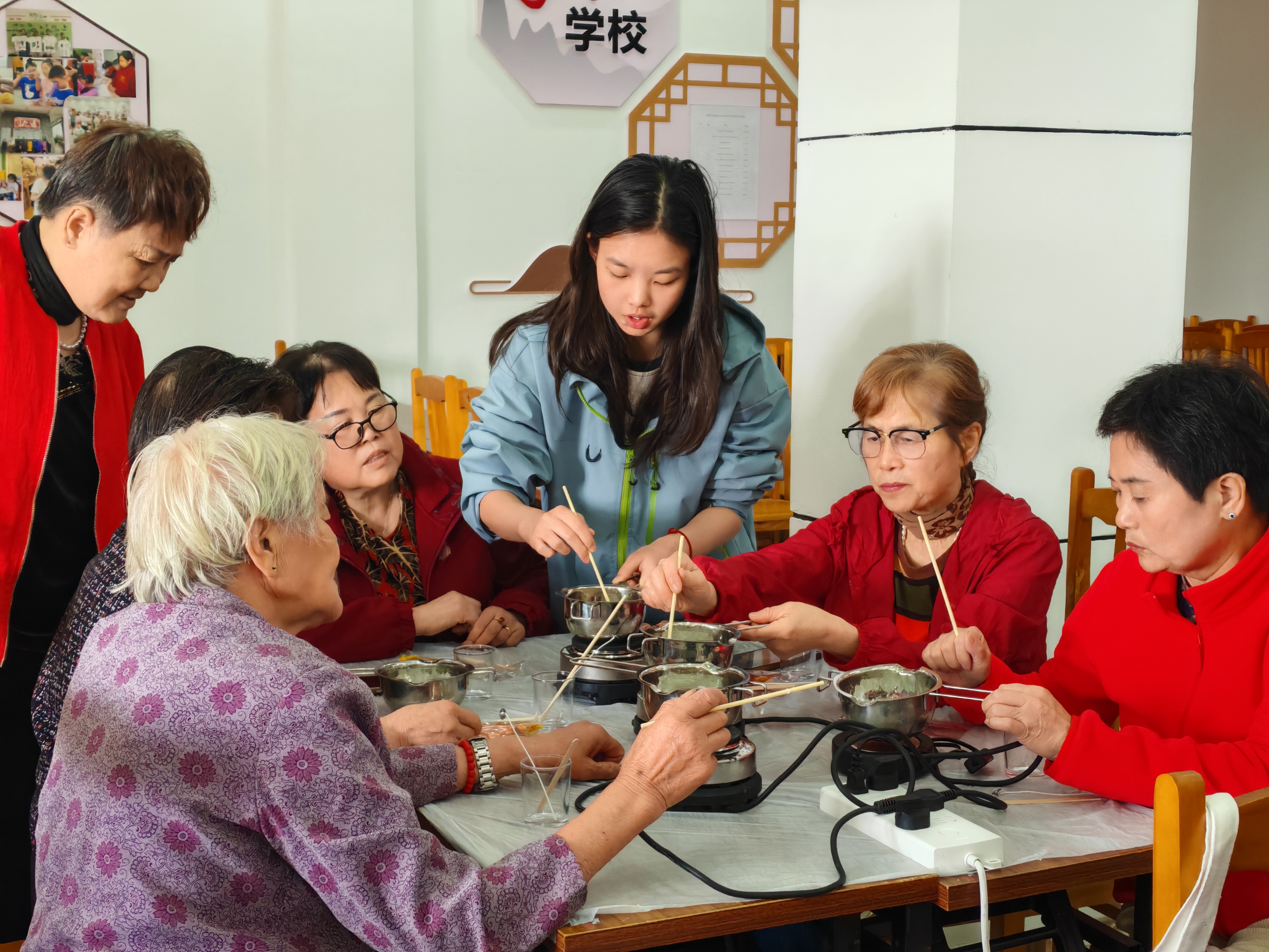 10-23“秋日凝香”果冻香薰，长者巧手制“秋色” (1).jpg