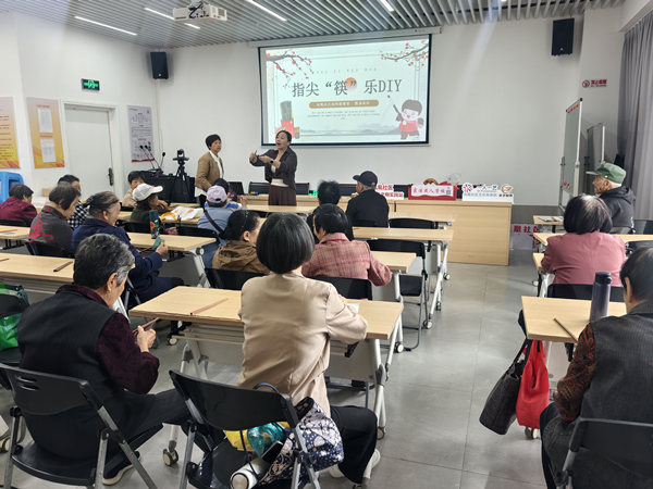 10月23日，凤凰社区组织开展指尖“筷”了手工DIY活动.jpg