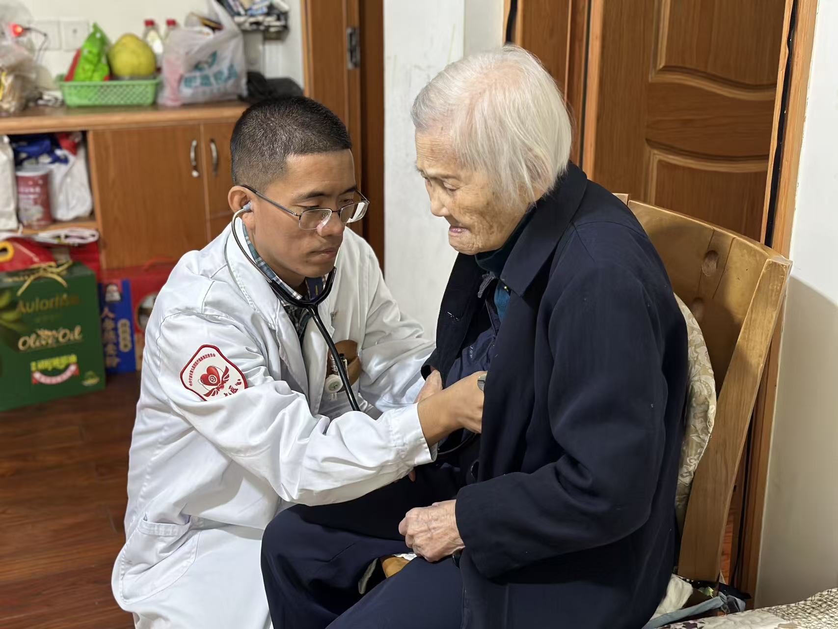 9. 医生上门为老人检查.jpg