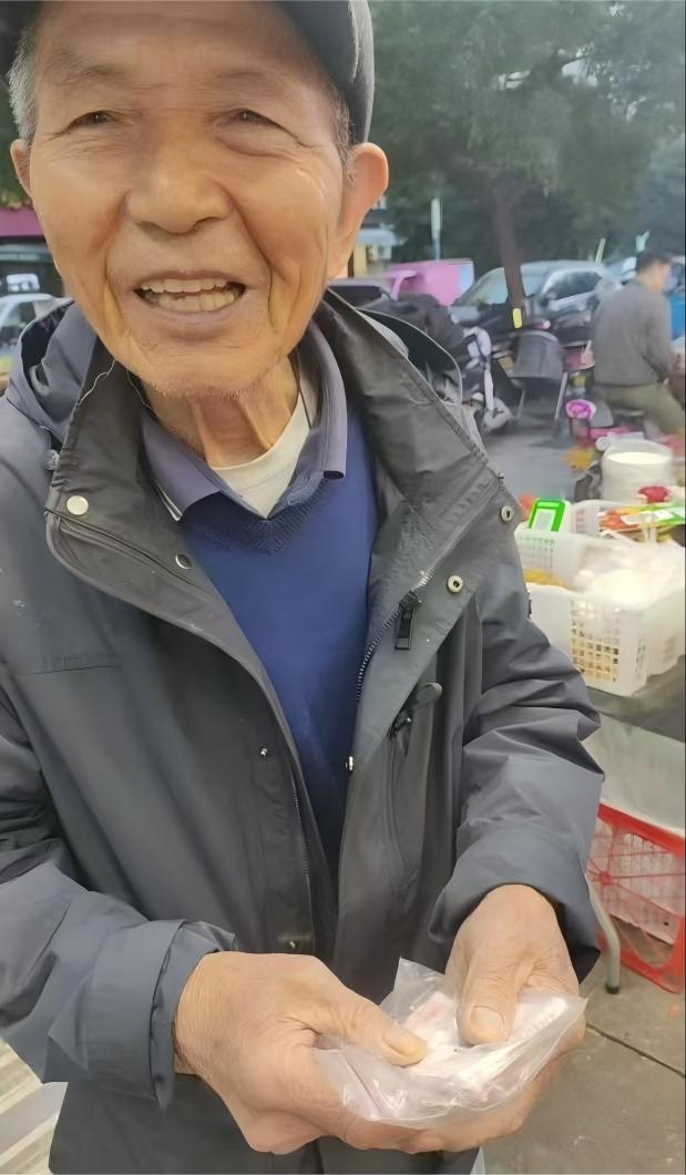 老人拿到了丢失的钱袋(1).jpg