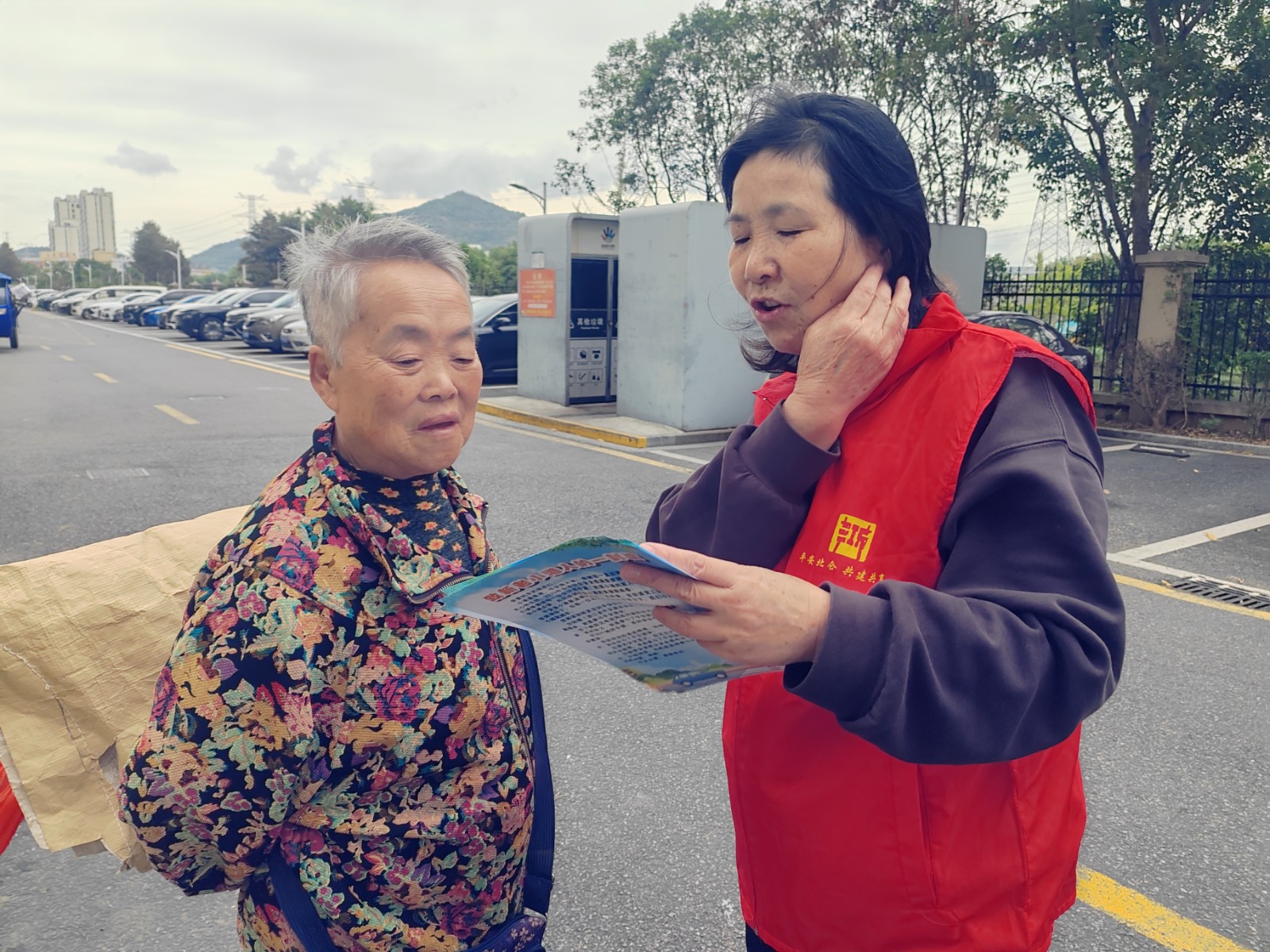 长山社区：禁毒宣传进小区 防毒意识入民心.jpg