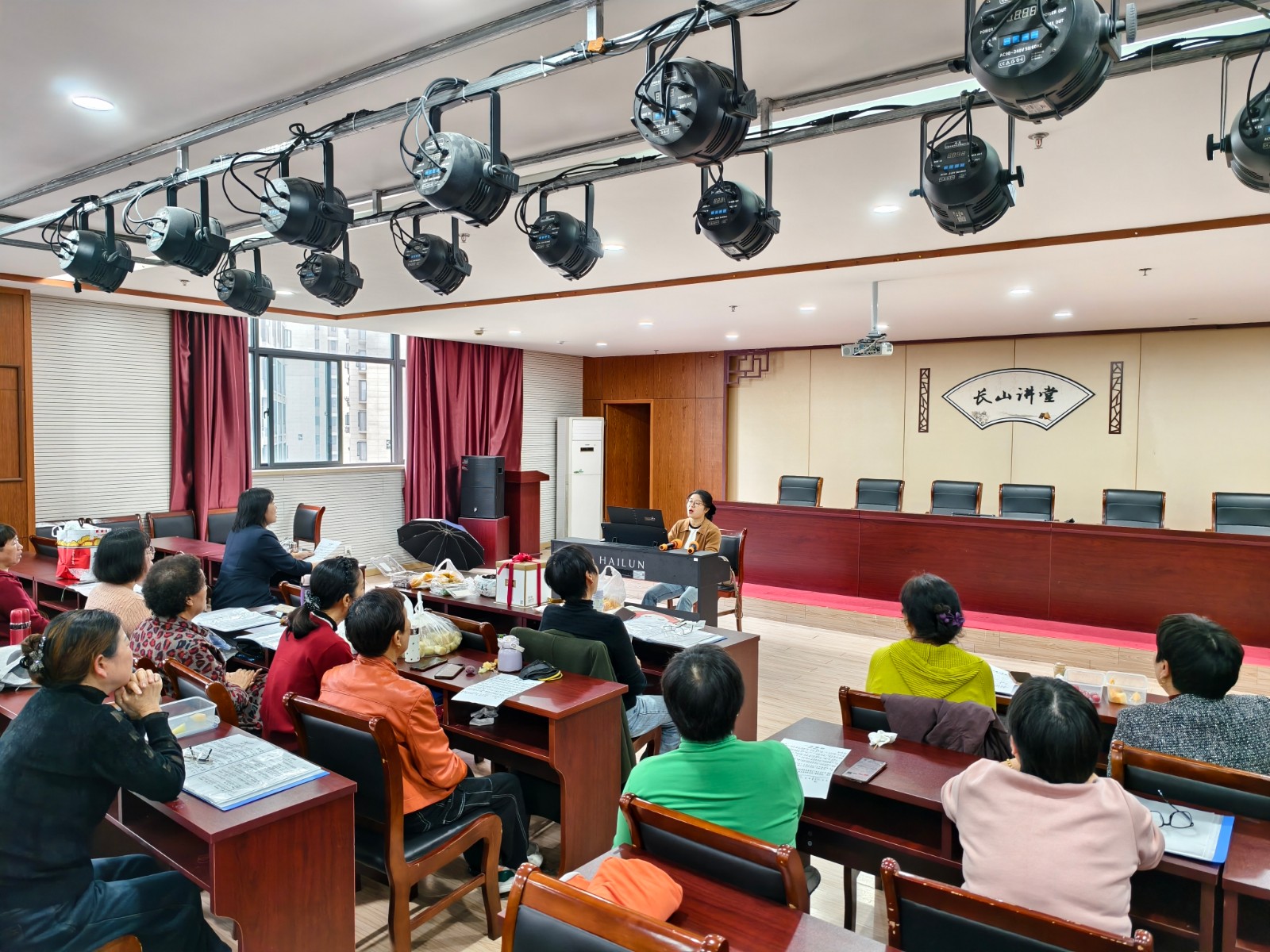 长山社区：秋声和鸣传雅韵 暮岁勤修谱新章.jpg