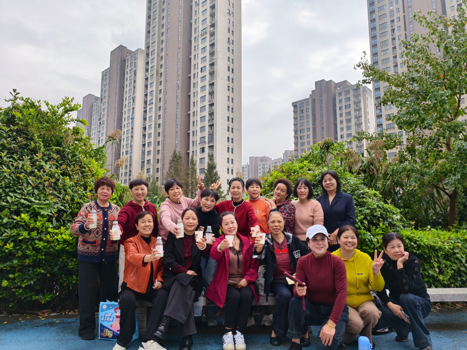 长山社区：秋韵欢歌聚林畔 银龄逸兴映云天.jpg