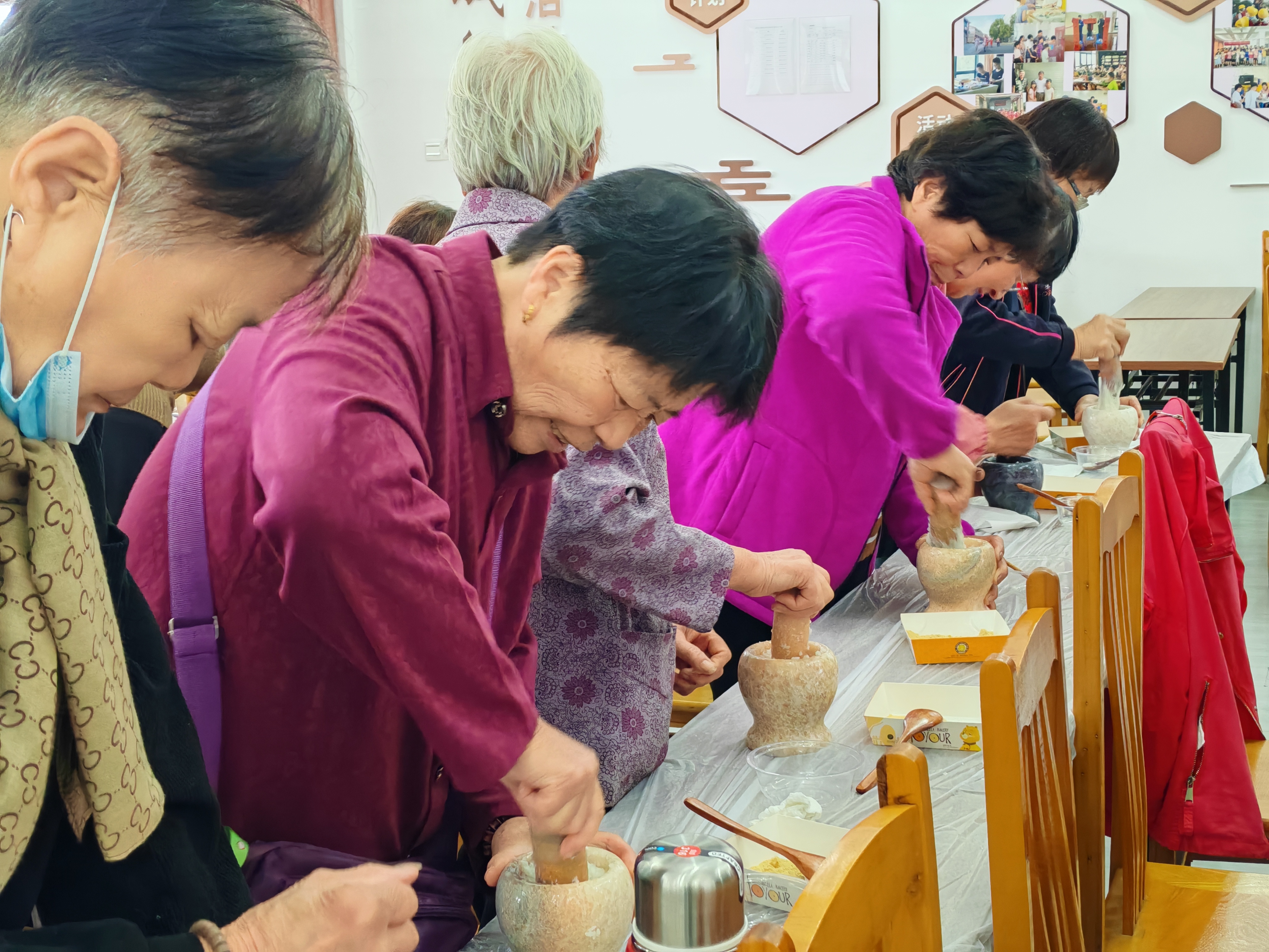 11-06立冬糍粑宴，黏住邻里情 (2).jpg