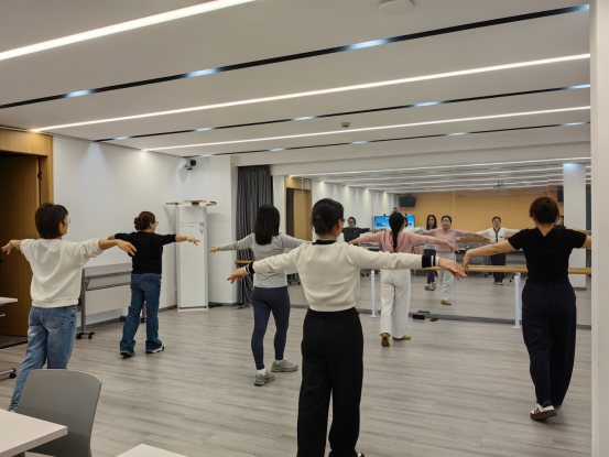 20251106梁祝社区：深秋舞动《春之歌》，梁祝社区韵律课堂暖意浓728.png