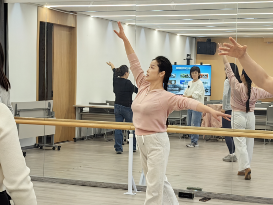 20251106梁祝社区：深秋舞动《春之歌》，梁祝社区韵律课堂暖意浓764.png