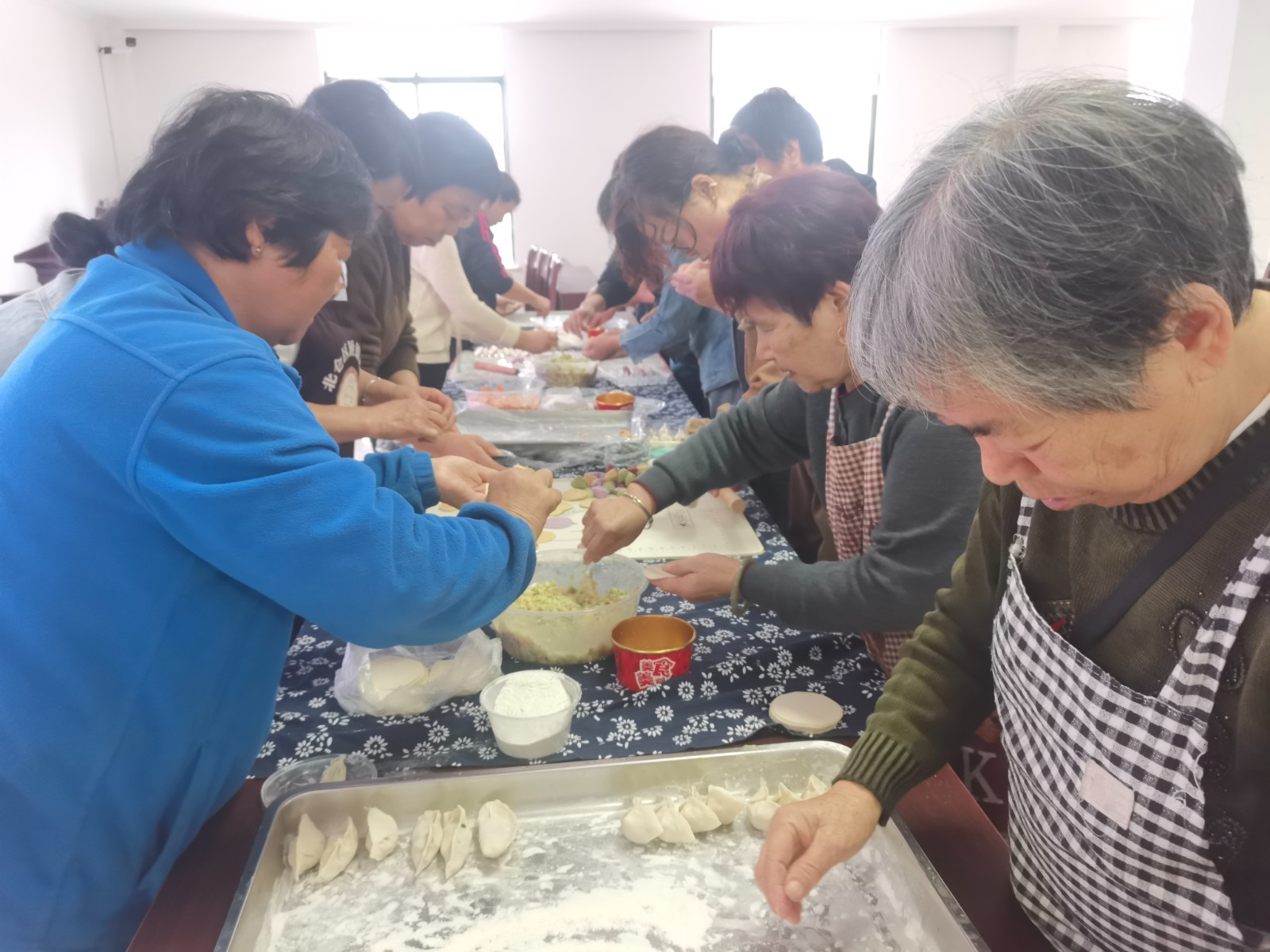 小浃江社区党群服务中心：立冬饺子宴暖心上演，银龄四季传递舌尖温情.jpg