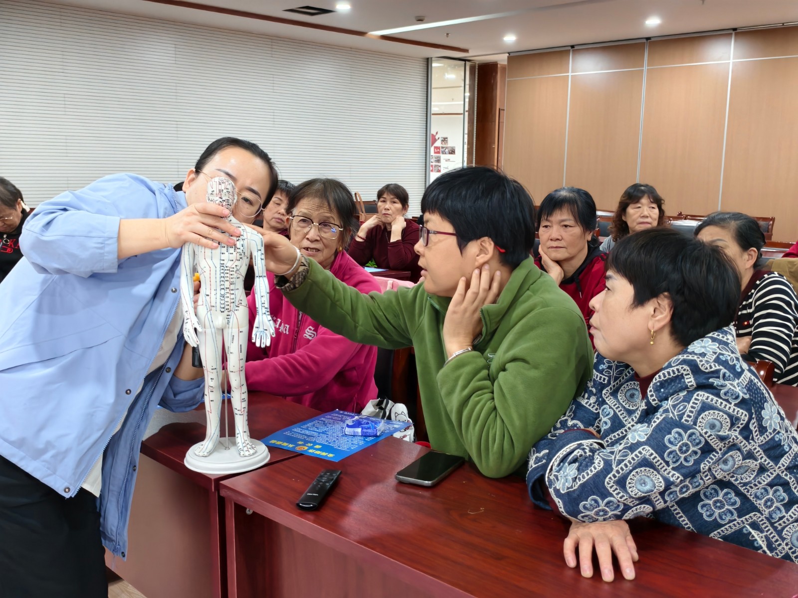 长山社区：穴位按摩传古韵 健康新姿焕桑榆.jpg