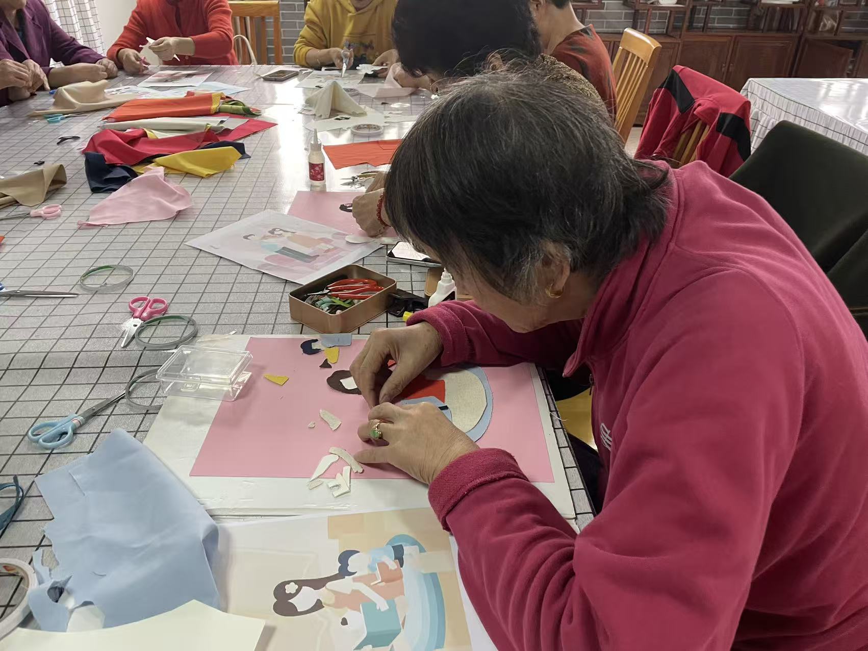 长山社区：巧手裁秋色 温情缀华章.jpg