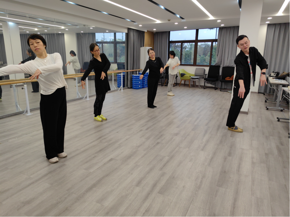 20251112梁祝社区：踮起脚尖，她们在古典舞中绽放新精彩 426.png