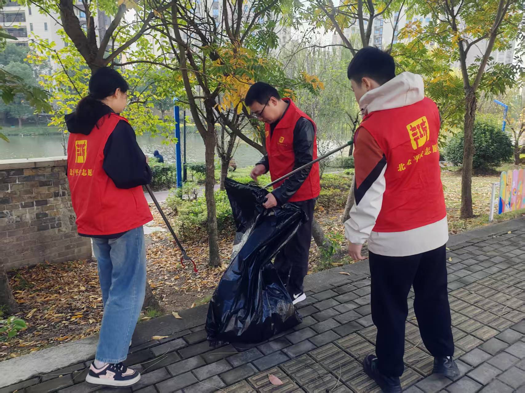 长山社区：红甲映绿荫 志愿焕新颜.jpg