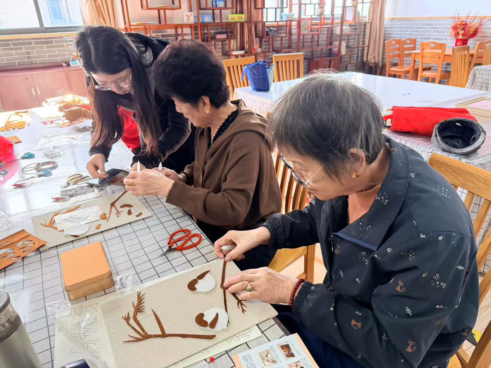 长山社区：巧手裁锦绣 银龄绘秋韵.jpg