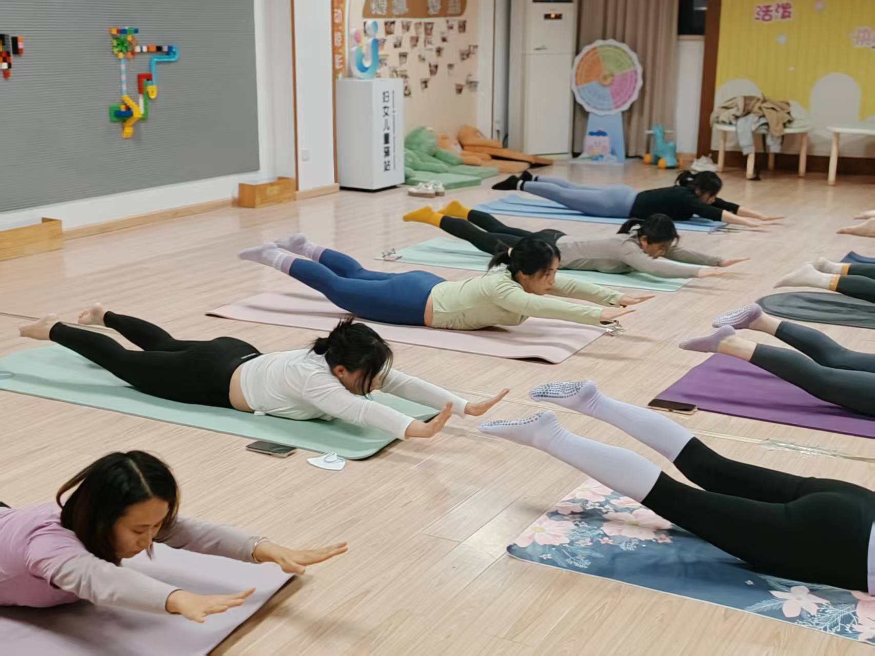 长山社区：冬夜暖身更暖心 青年瑜伽正当时.jpg