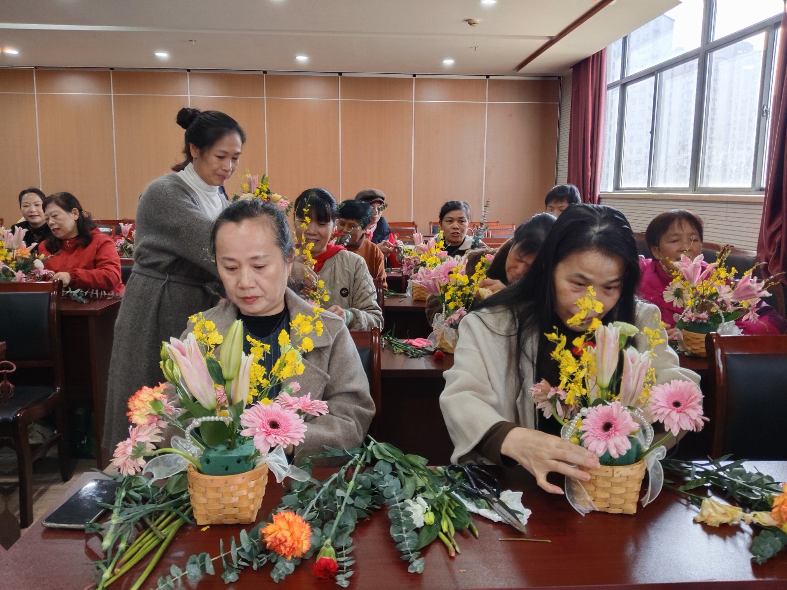 长山社区：秋意花语绘绮梦 暮岁芳华绽雅情.jpg