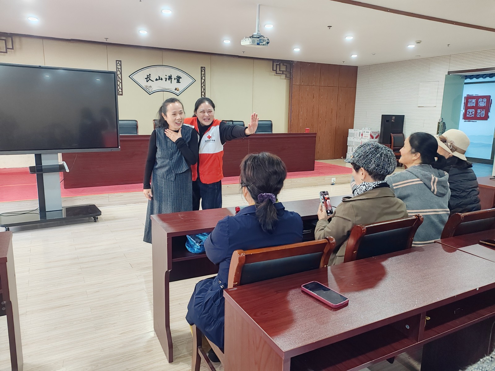 长山社区：红会送教进社区 急救知识护安康.jpg