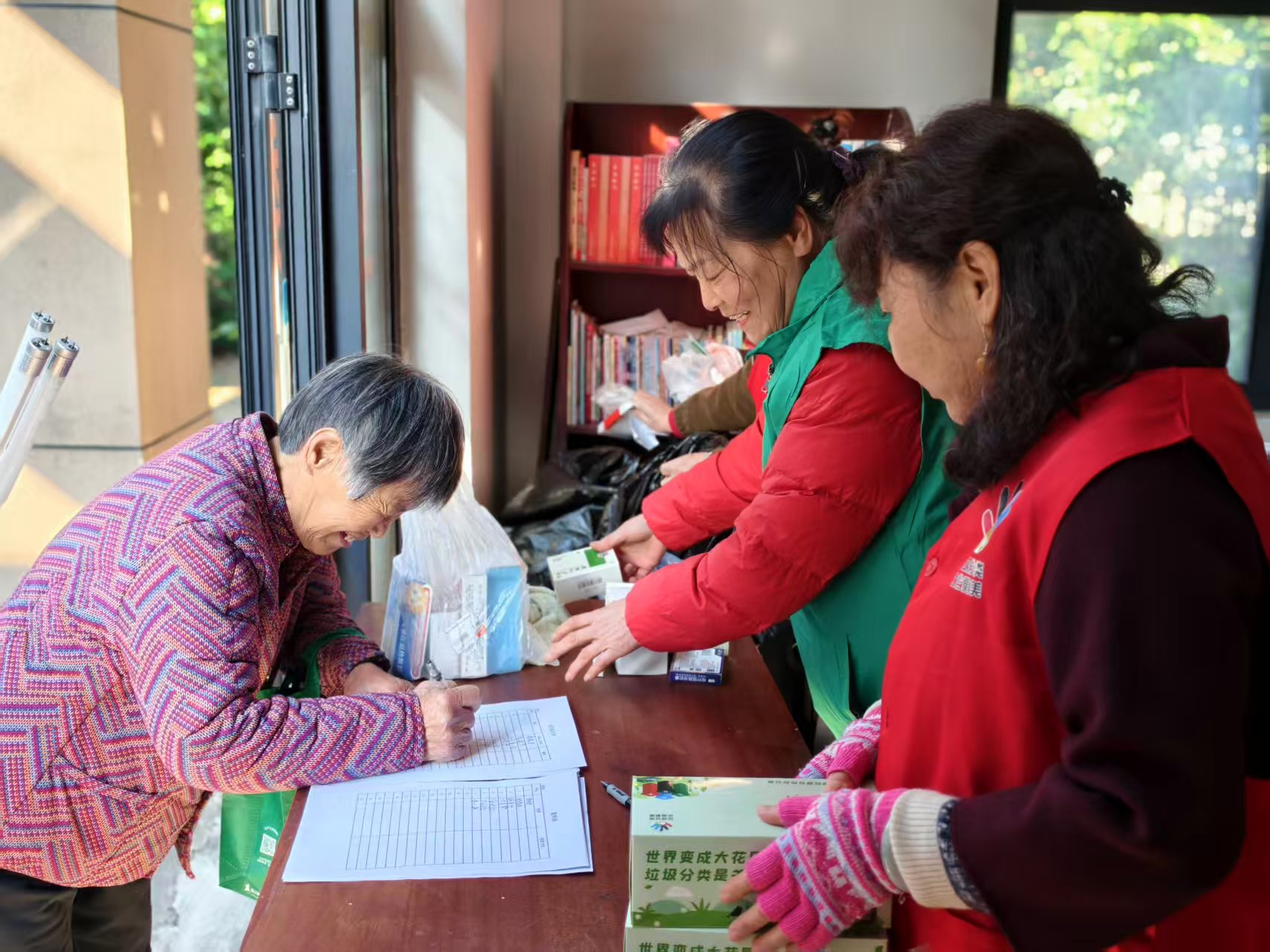 长山社区：垃圾分类新风尚 绿色兑换暖人心.jpg