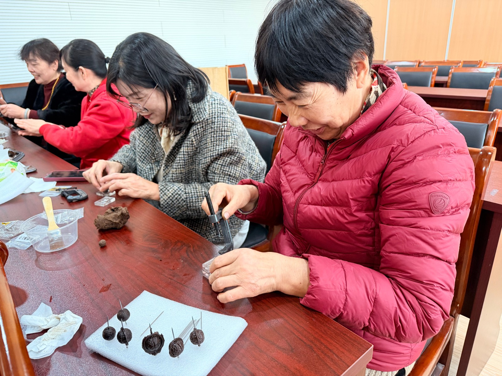 长山社区：巧手串珠承古韵 药香盈袖护安康.jpg