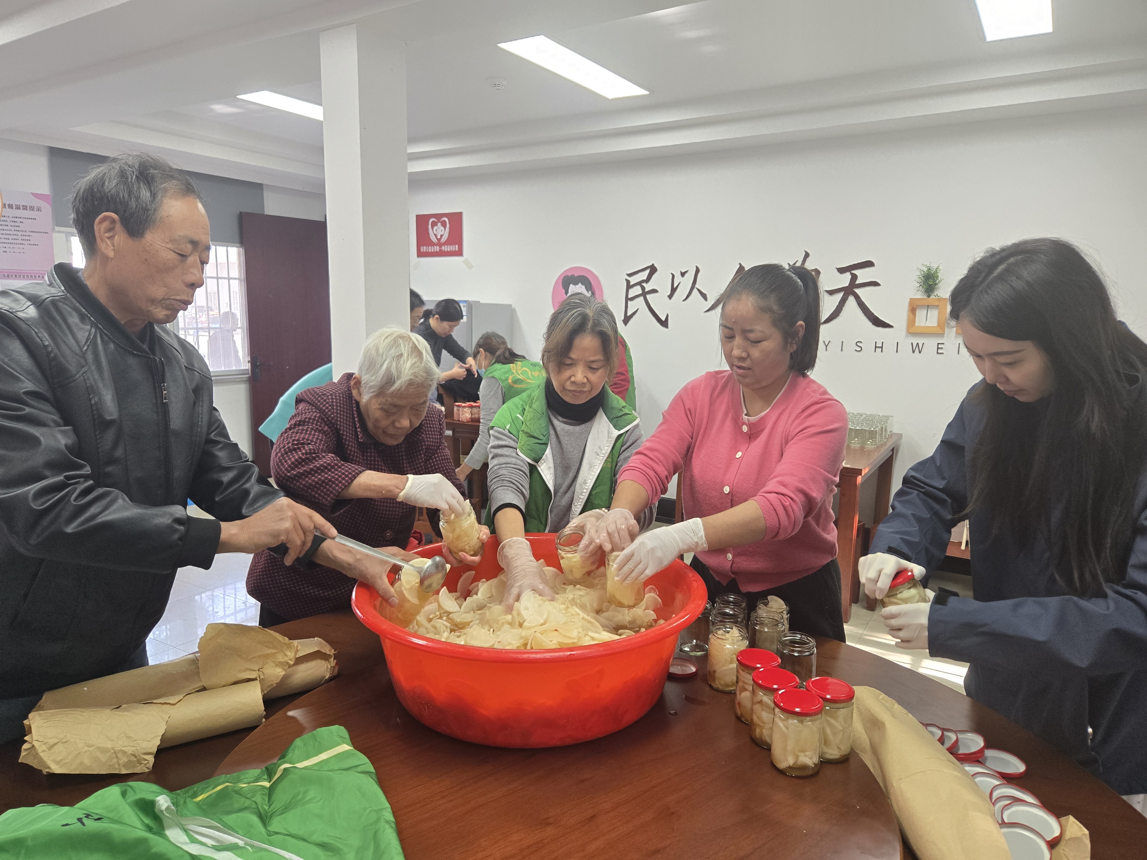与辖区老人共酿暖冬情！镇电社区社会组织服务站开展腌制糖醋萝卜主题活动.jpg