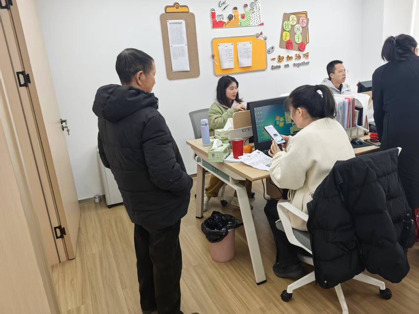 长山社区：暖心服务解民忧 手机操作助报销.jpg