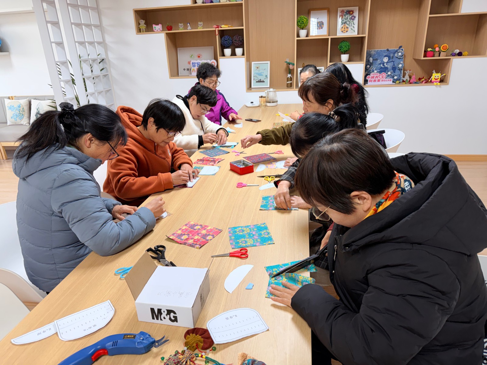 长山社区：银龄巧手制香囊 传统技艺焕新光.jpg