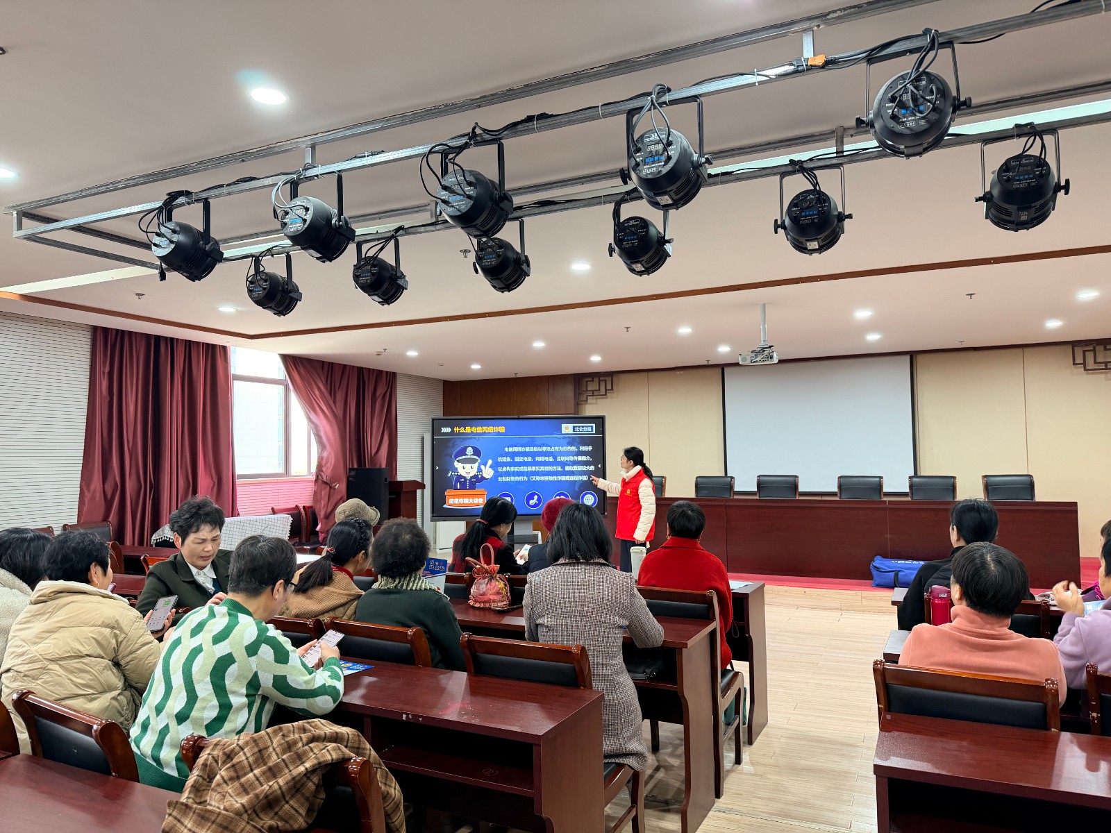 长山社区：银龄防诈筑防线 智慧护航守钱袋.jpg