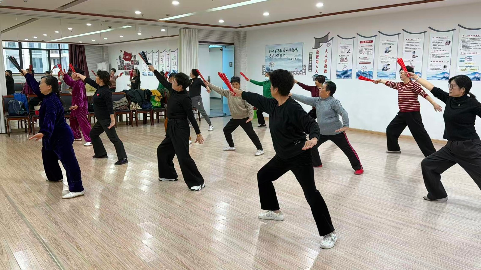 长山社区：银龄展风采 扇舞焕新姿.jpg