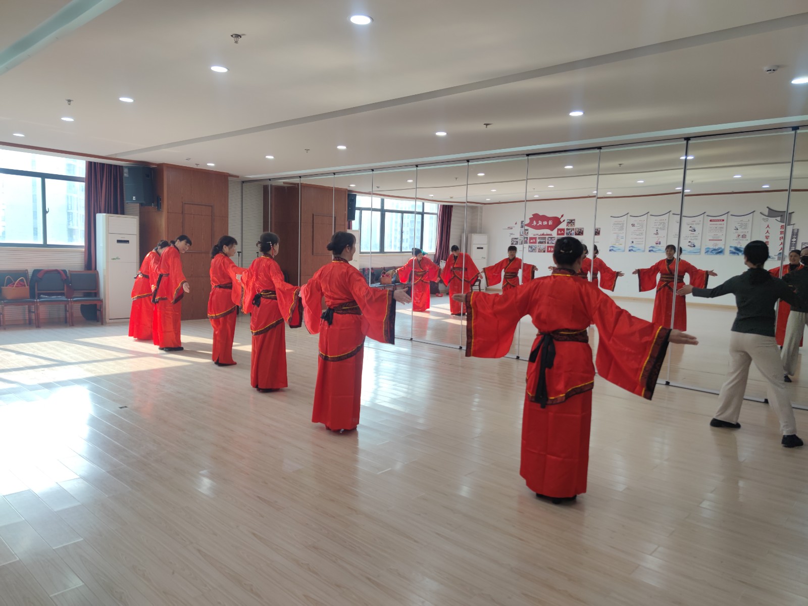 长山社区：汉服添华彩 银发绽古风.jpg