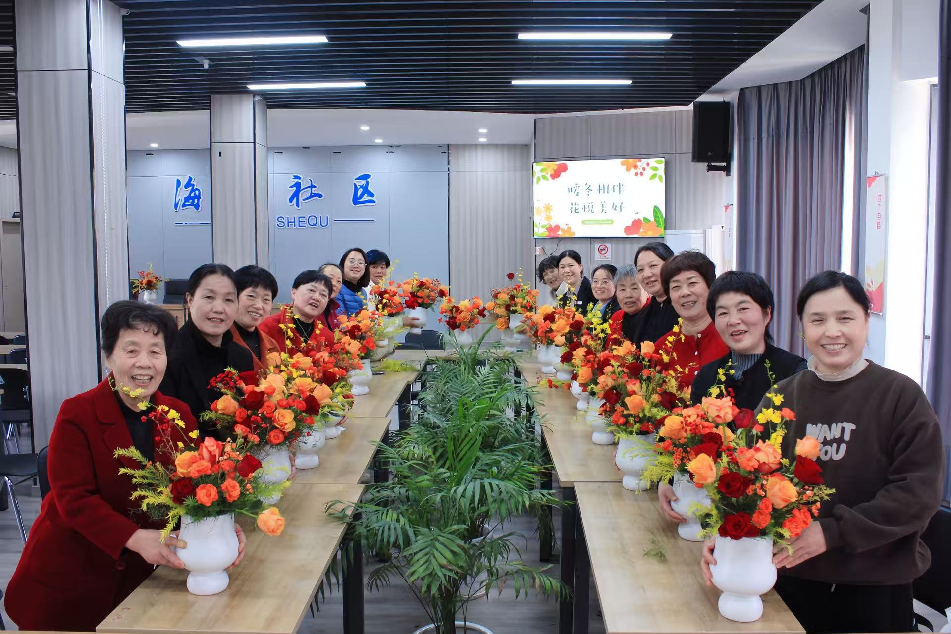 居民和插花作品合影.jpg