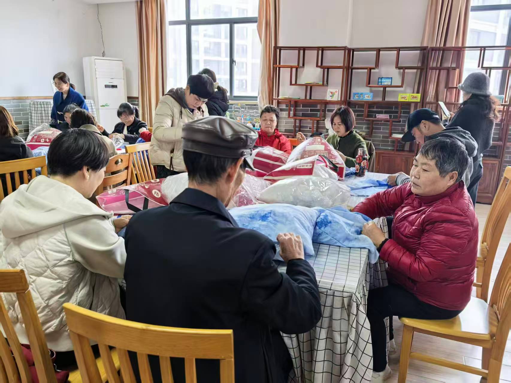 长山社区：巧手织梦 银龄添彩——企退人员扎染抱枕制作活动暖心开展.jpg