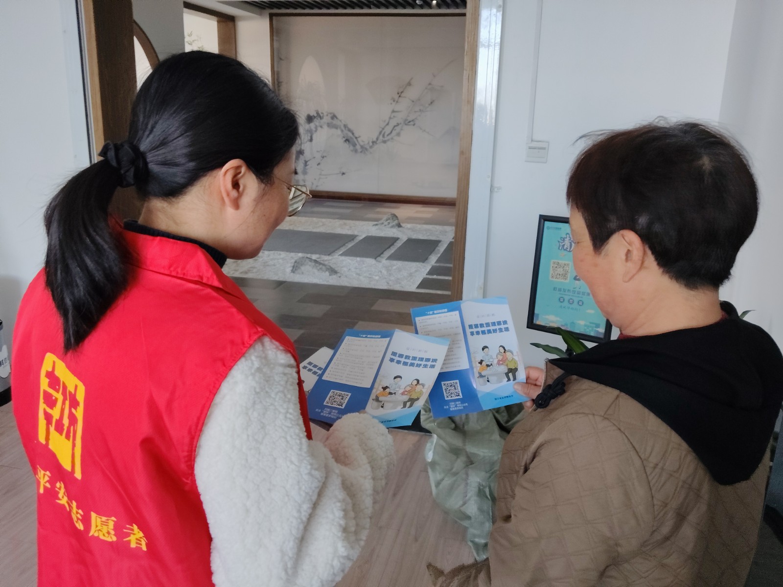 长山社区：平安志愿者开展反邪教宣传 筑牢基层防护屏障.jpg