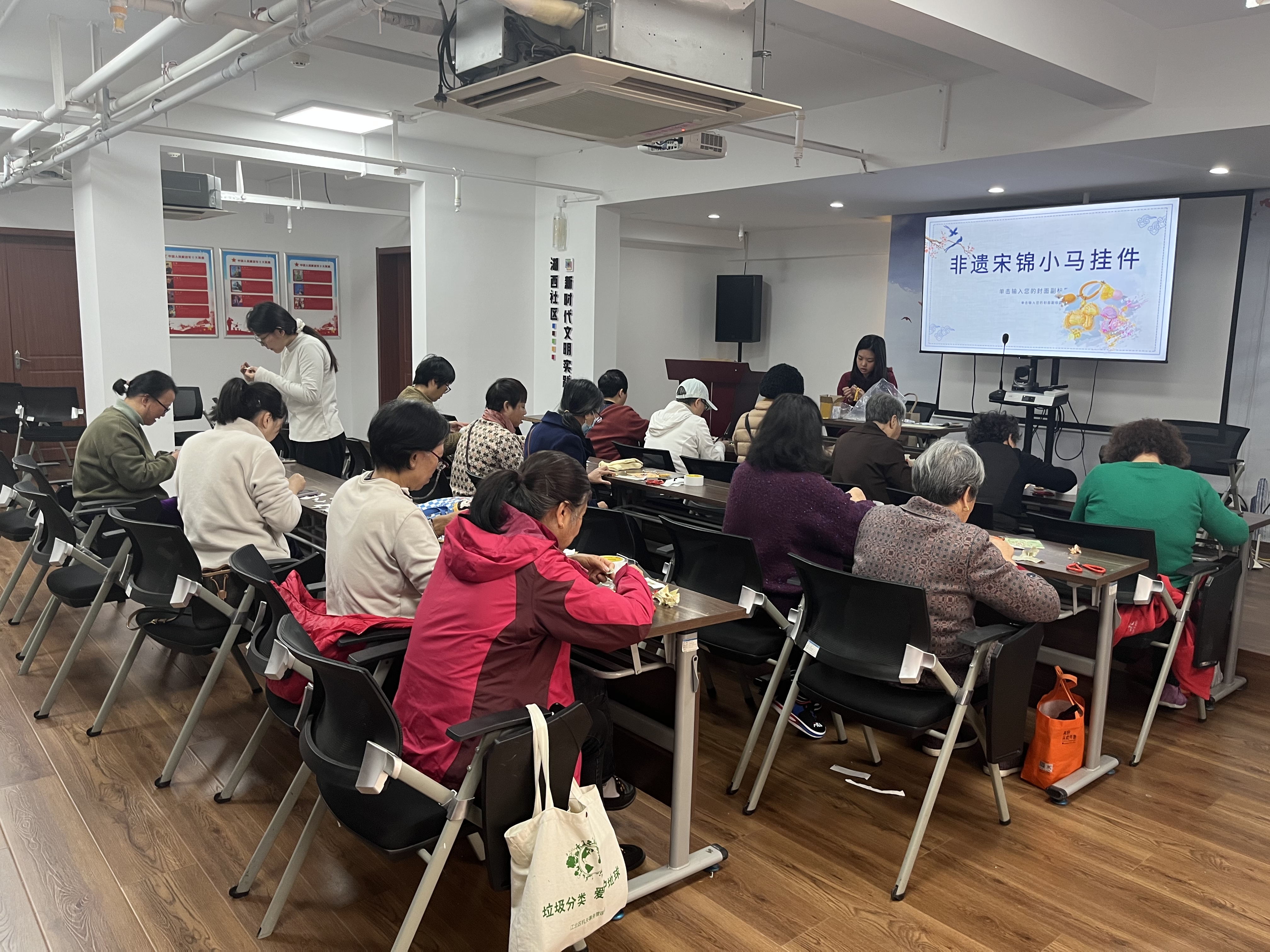 2025.12.11 非遗宋锦小马挂件手作活动.jpg