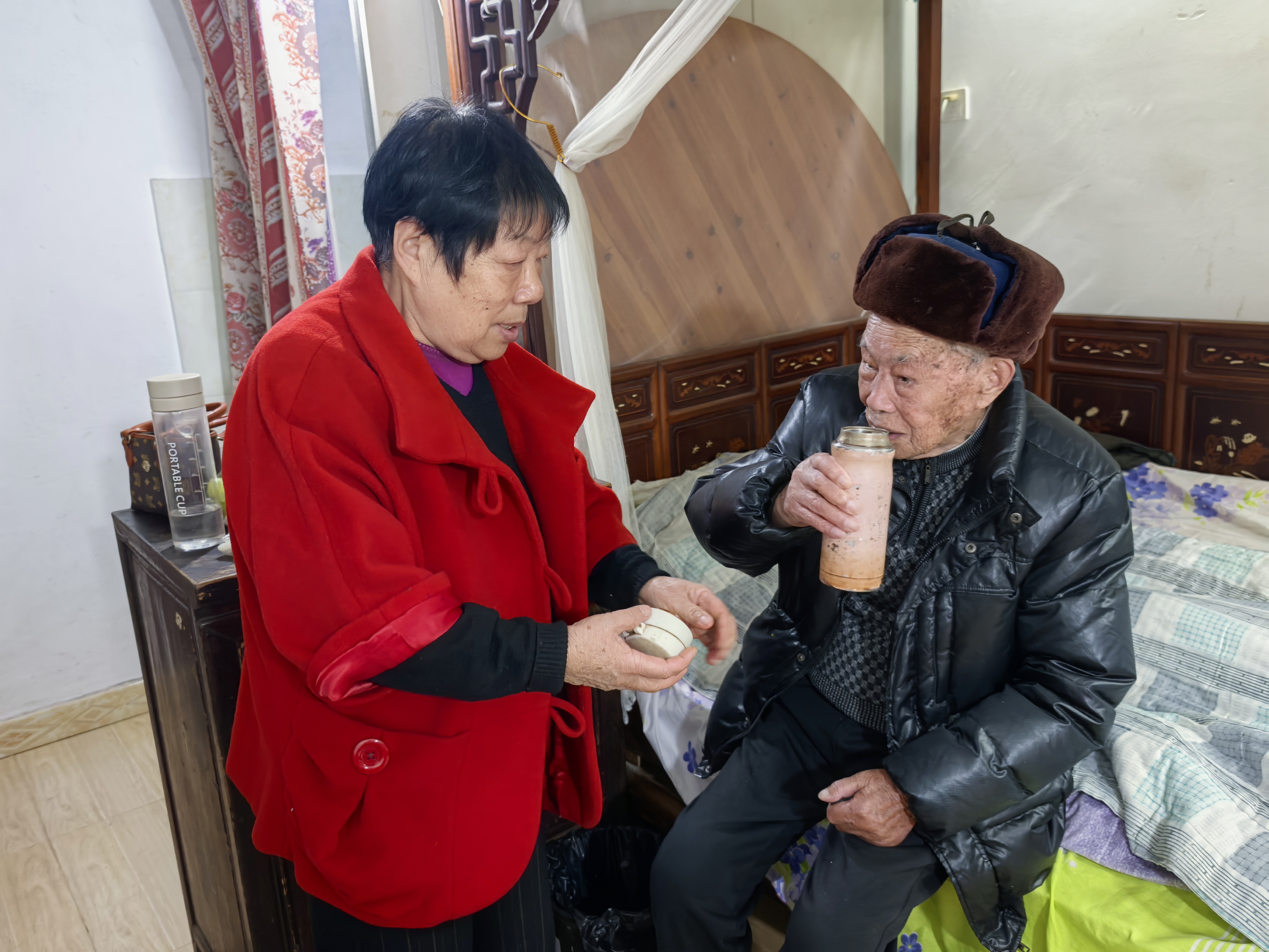 12-12慈城百岁老人为啥越活越精神？答案都在子女的“轮值表”里 (2).jpg