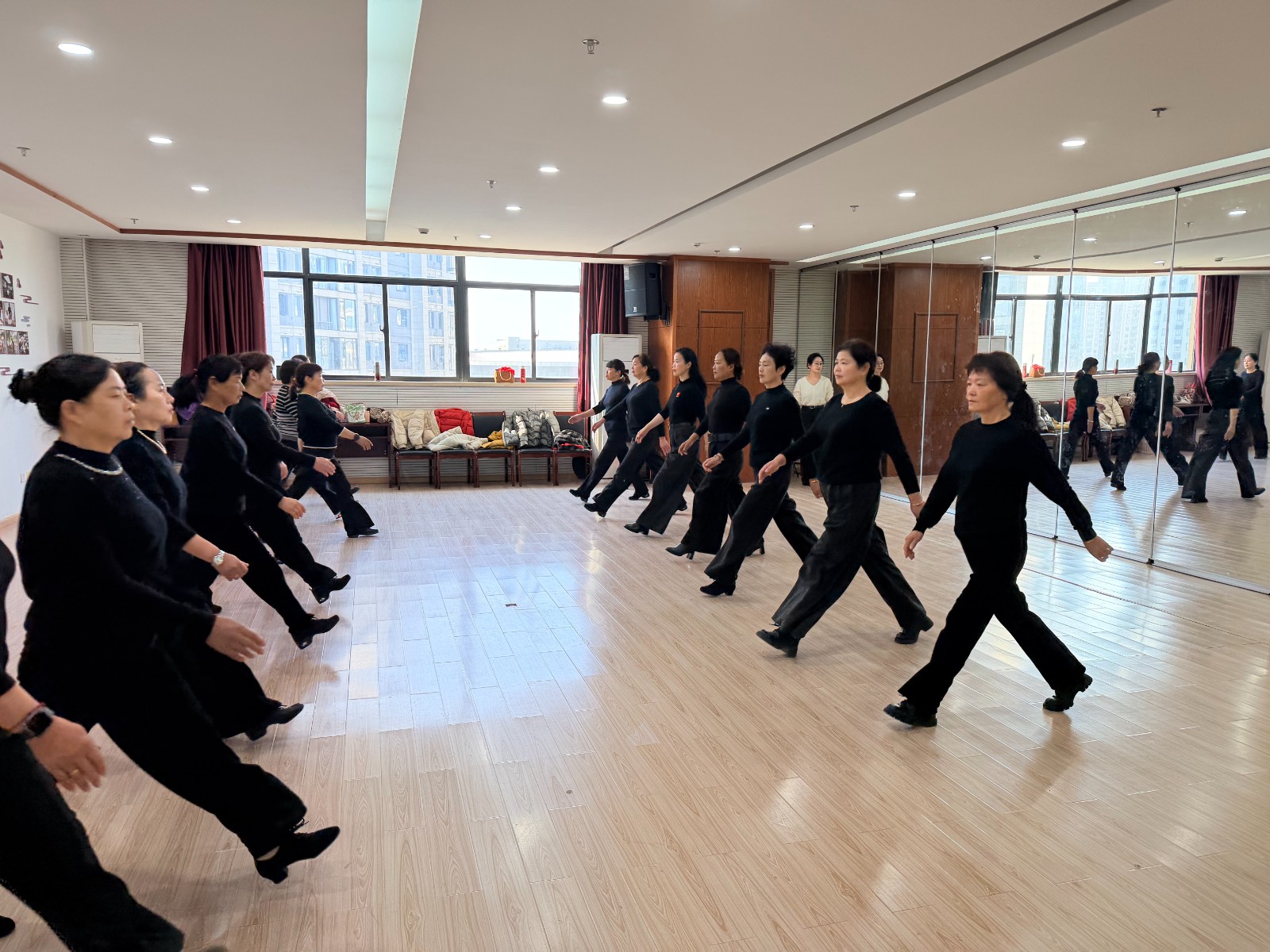 长山社区：银龄步履生风 模特培训点亮晚年.jpg