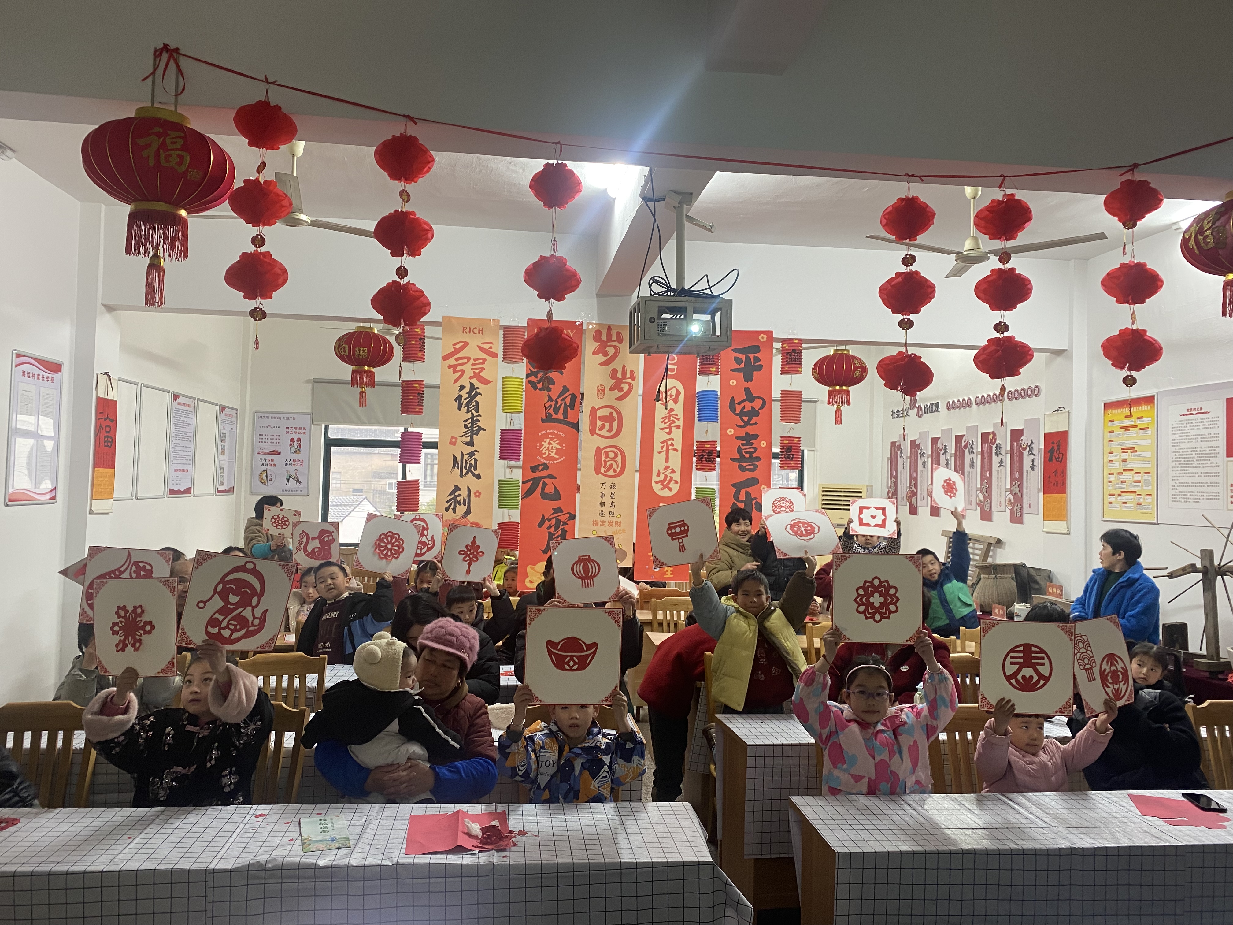 非遗剪纸社区居民培训1 (2).jpg