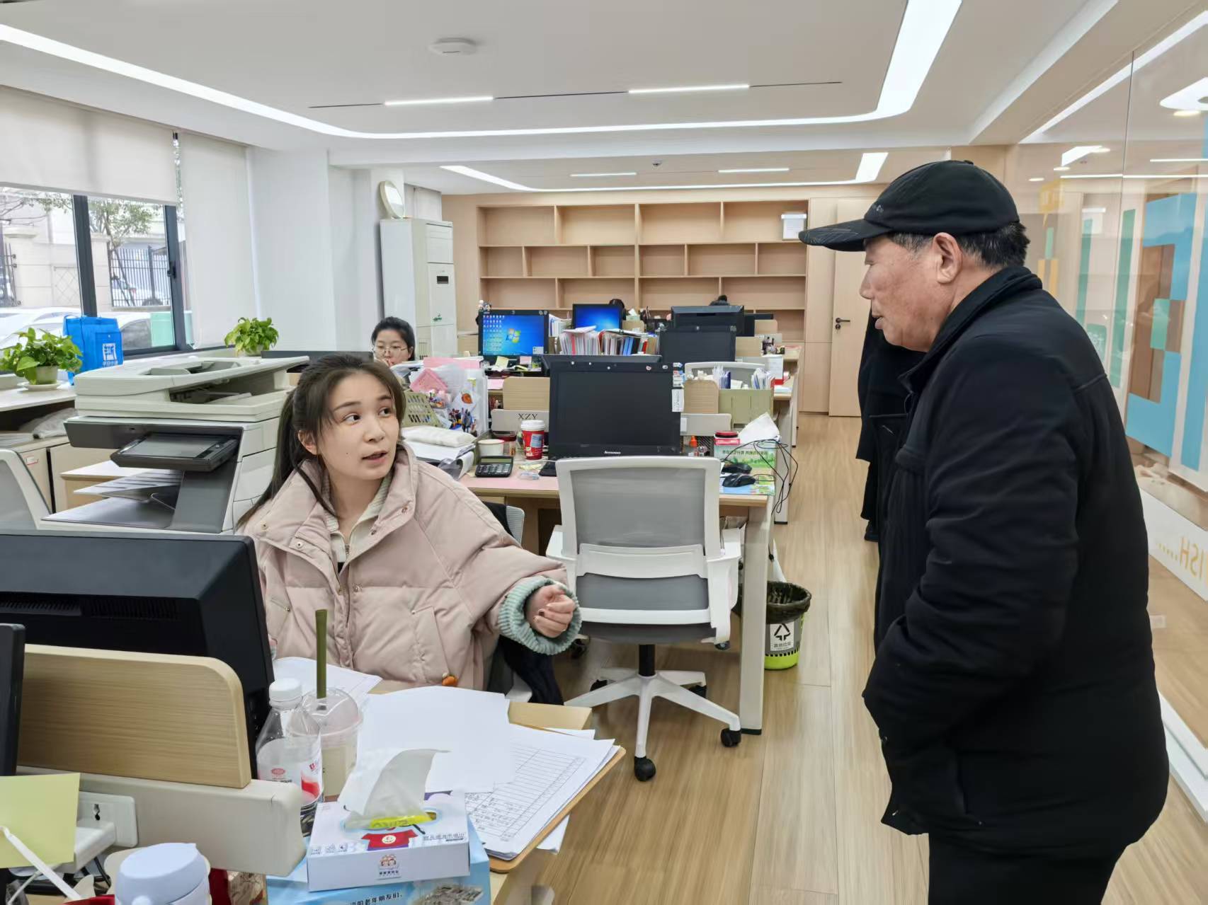 长山社区：社区暖心服务 耐心解答工会医保咨询.jpg